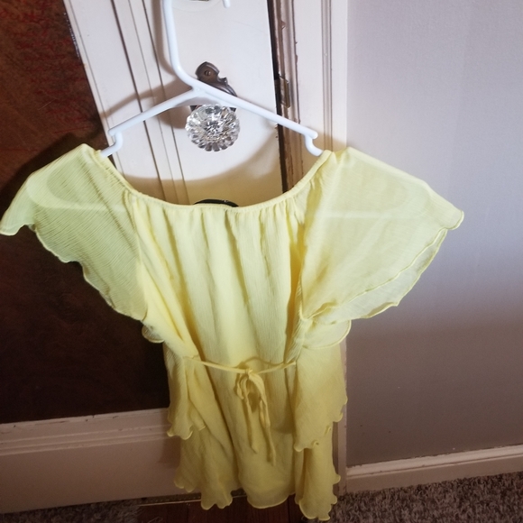 Girls yellow ruffled sequin top size xl - Picture 2 of 2